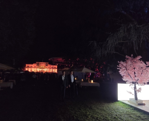 Villa bei Nacht